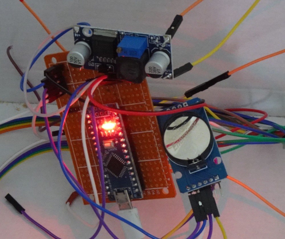 une horloge avec une seule aiguille et deux led