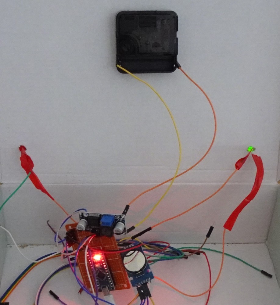 une horloge avec une seule aiguille et deux led